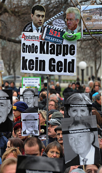 Stuttgart 21 Gegner demonstieren