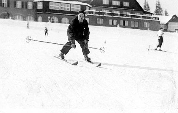 Wintersport, Mann lernt Skifahren, 1940er Jahre, genauer Ort unbekannt...