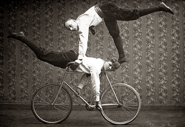 zwei Akrobaten mit dem Fahrrad, ca. 1913, genauer Ort unbekannt...