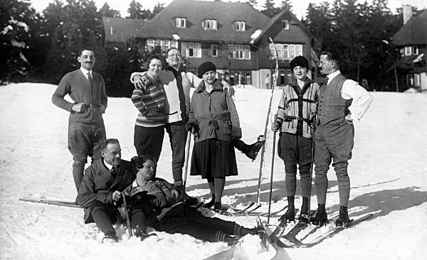 Wintersport, Gruppe mit Skiern, 1920er Jahre, genauer Ort unbekannt...