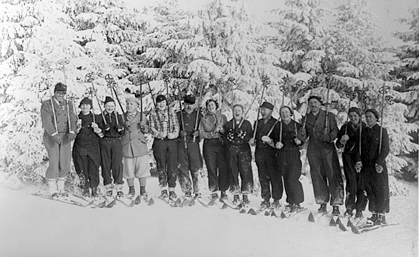 Wintersport, Skifahrer posieren in einer Reihe, 1920er Jahre...