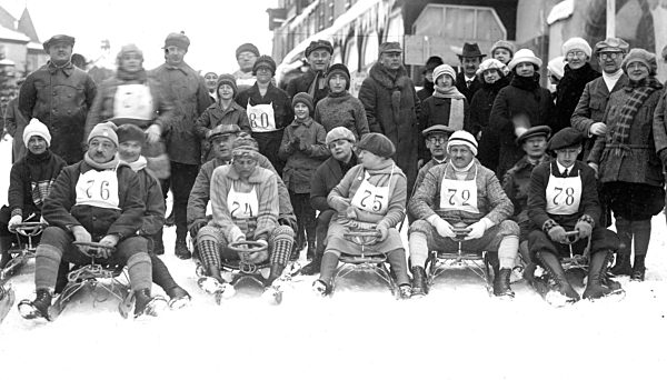 Wintersport, Schlittenfahrer Rennen, 1920er Jahre, genauer Ort unbekannt...
