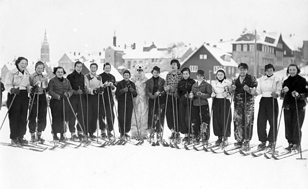Wintersport, Skifahrer mit  EisbÃ_r, 1930er Jahre, Bayern...