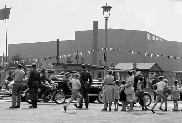 Kosmonaut Juri Gagarin besucht Leipzig, 1961,  Messegelaende, Leipzig...