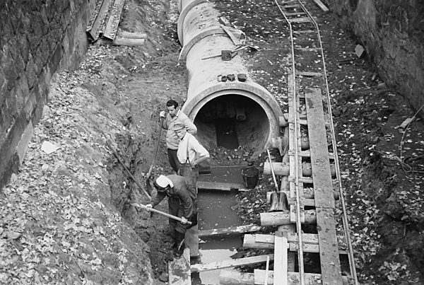 Bauarbeiten an der Kanalisation, 1962,  Elstermuehlgraben, Leipzig, Sachsen...