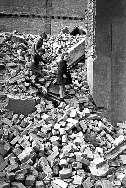 Kinder spielen in den Truemmern, 1948, Leipzig, Sachsen, DDR, Deutschland...