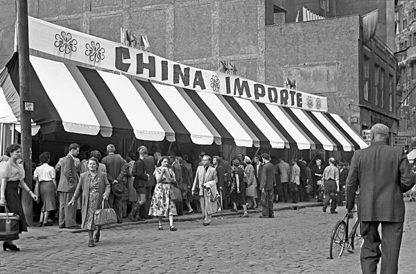 Leipziger Messe, Verkauf von Waren aus China, 1954,  Grosse Fleischergasse...