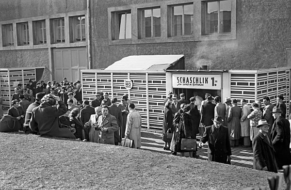 Leipziger Messe, Imbiss, Schaschlik fuer 1 Ostmark, 1957...