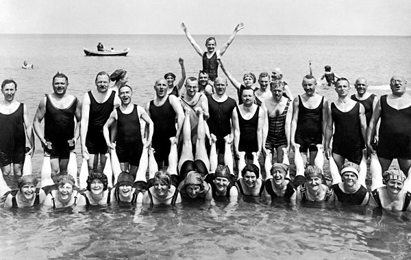 Paare, lustige Badegruppe, die Maenner halten ihre Frauen an den Beinen ...
