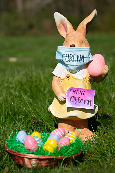 Symbolbild, Symbolfoto Ostern mit Osterhase und Corona Virus, Corona Krise