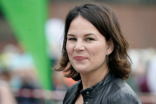 Die Bundesvorsitzende der Gruenen bei einem Wahlkampfauftritt in Pulheim bei Koeln