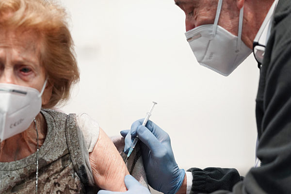 Eroeffnung des Koelner Impfzentrum in der Messe Koeln und erste Impfung