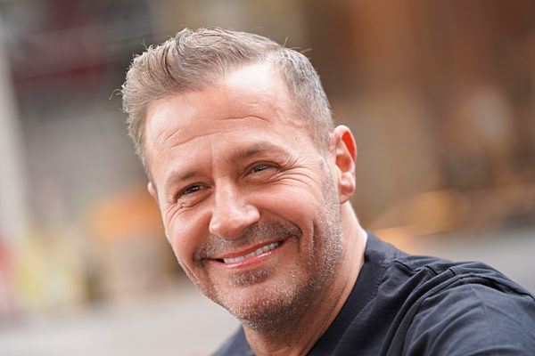 Willi Herren eroeffnet Reibekuchen Foodtruck in Frechen bei Koeln