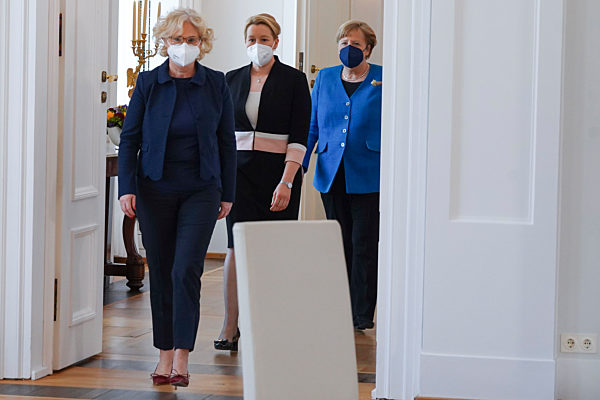 Bundespraesident Steinmeier Entlassungsurkunde an Franziska Giffey und  Ernennungsurkunde an Christine Lambrecht