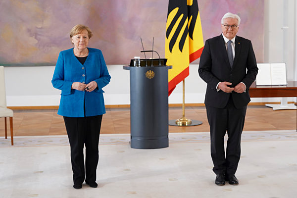 Bundespraesident Steinmeier Entlassungsurkunde an Franziska Giffey und  Ernennungsurkunde an Christine Lambrecht