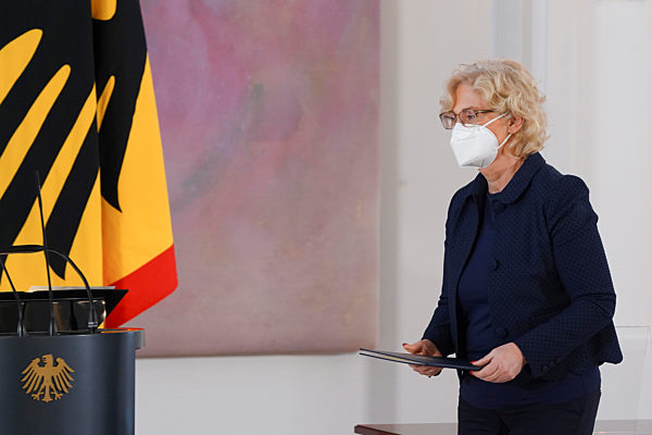 Bundespraesident Steinmeier Entlassungsurkunde an Franziska Giffey und  Ernennungsurkunde an Christine Lambrecht