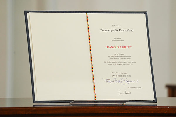 Bundespraesident Steinmeier Entlassungsurkunde an Franziska Giffey und  Ernennungsurkunde an Christine Lambrecht