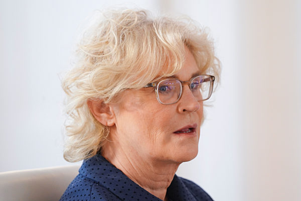 Bundespraesident Steinmeier Entlassungsurkunde an Franziska Giffey und  Ernennungsurkunde an Christine Lambrecht