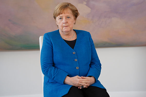 Bundespraesident Steinmeier Entlassungsurkunde an Franziska Giffey und  Ernennungsurkunde an Christine Lambrecht