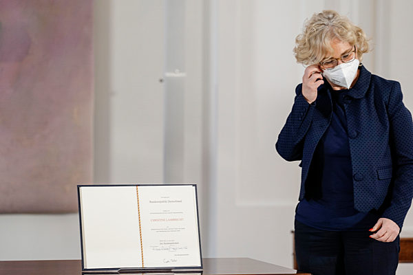 Bundespraesident Steinmeier Entlassungsurkunde an Franziska Giffey und  Ernennungsurkunde an Christine Lambrecht im Schloss Bellevue in Berlin