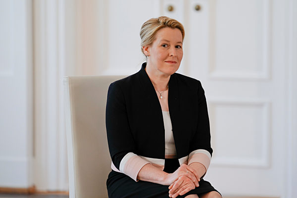 Bundespraesident Steinmeier Entlassungsurkunde an Franziska Giffey und  Ernennungsurkunde an Christine Lambrecht im Schloss Bellevue in Berlin