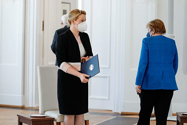 Bundespraesident Steinmeier Entlassungsurkunde an Franziska Giffey und  Ernennungsurkunde an Christine Lambrecht im Schloss Bellevue in Berlin