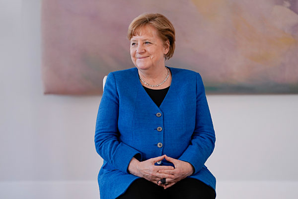 Bundespraesident Steinmeier Entlassungsurkunde an Franziska Giffey und  Ernennungsurkunde an Christine Lambrecht im Schloss Bellevue in Berlin