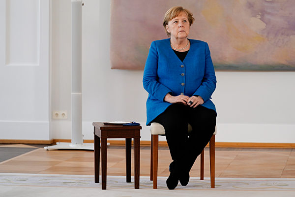 Bundespraesident Steinmeier Entlassungsurkunde an Franziska Giffey und  Ernennungsurkunde an Christine Lambrecht im Schloss Bellevue in Berlin