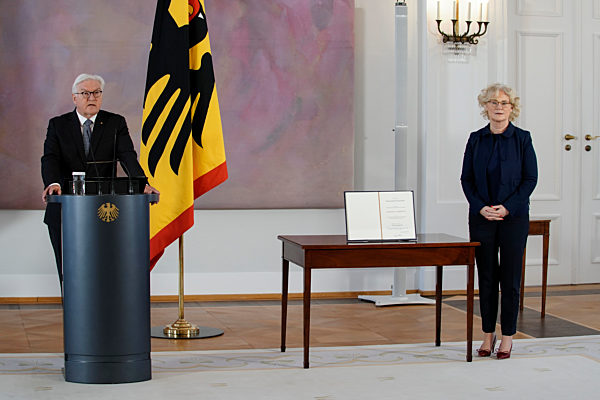 Bundespraesident Steinmeier Entlassungsurkunde an Franziska Giffey und  Ernennungsurkunde an Christine Lambrecht im Schloss Bellevue in Berlin