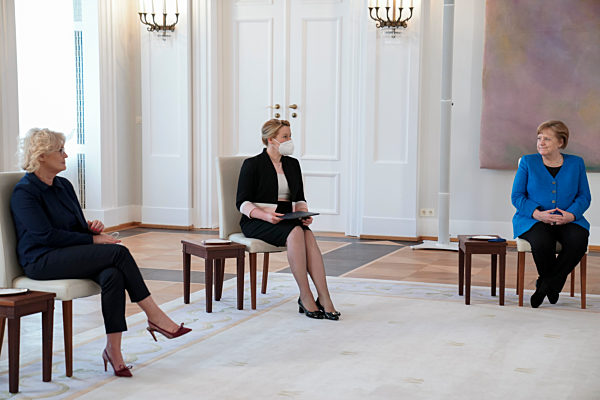 Bundespraesident Steinmeier Entlassungsurkunde an Franziska Giffey und  Ernennungsurkunde an Christine Lambrecht im Schloss Bellevue in Berlin