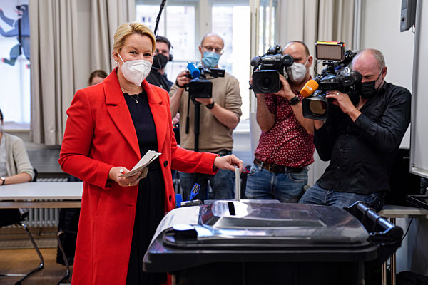 Franziska Giffey Spitzenkandidatin der SPD Berlin bei ihrer Stimmabgabe zur Abgeordnetenhauswahl