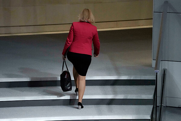 10. Bundestagssitzung und Debatte in Berlin