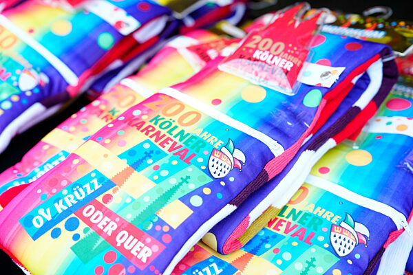 Praesentation des Jubilaerumsschal fuer 200 Jahre Koelner Karneval