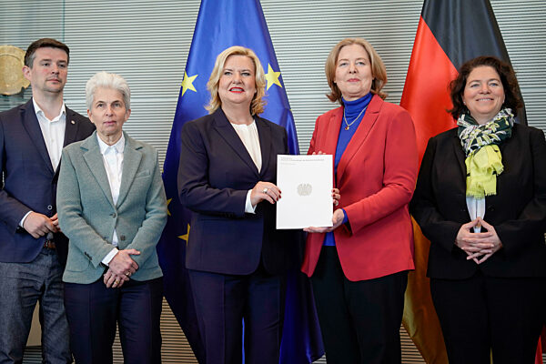 Uebergabe des Jahresberichtes 2022 der Wehrbeauftragen im Deutschen Bundestag