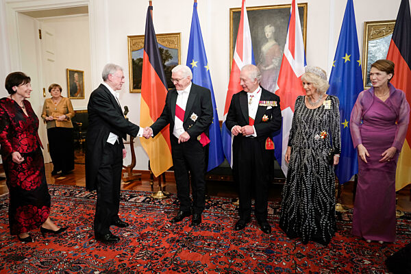 Defilee im Schloss Bellevue beim Staatsbesuch von Koenig Charles III. in Berlin