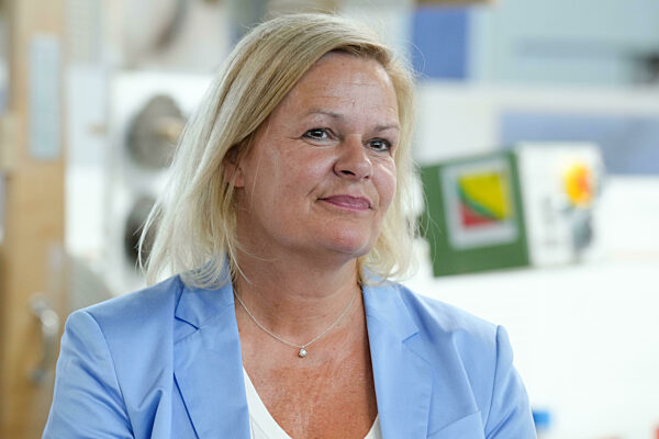 Bundeskanzler besucht mit der Bundesinnerministerin die Schreinerei Kramwinkel in Muehlheim am Main