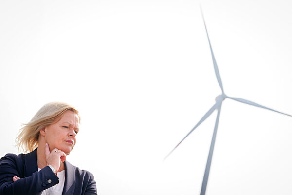 Bundesinnenministerin besucht Windpark Koenigshovener Hoehe
