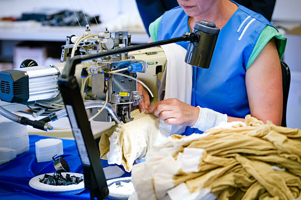 Symbolbild Naeherinnen bei der Herstellung von Nylonstruempfen