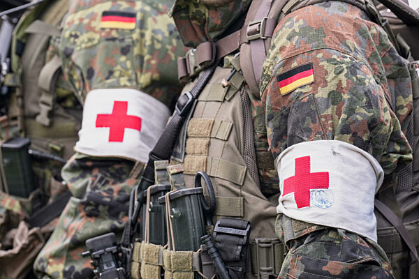 Symbolfoto und Themenbild von Soldaten mit Sanitaetsbinde