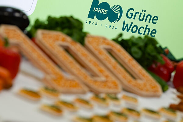 Themenfoto und Logo 100 Jahre Gruene Woche in Berlin