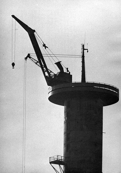 Ein umgebauter Eisenbahnkran auf dem Tragepodest in etwa 250 Meter Höhe am...