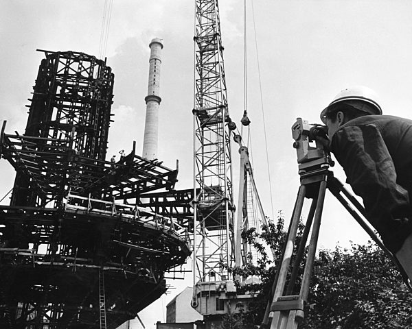 Ein Techniker vermisst die Montage der Kugelsegmente am Boden...