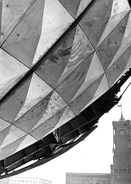 1968 gehen die Bauarbeiten an der Kugel des Berliner Fernsehturms zügig...