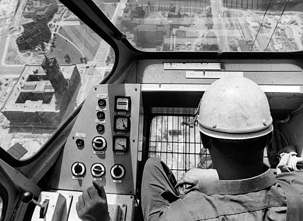 Blick aus der Krankanzel auf die Baustelle des Berliner Fernsehturmes...