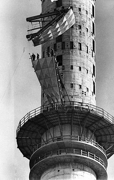 Am 29. März 1968 begann mittels eines umgebauten Eisenbahnkrans auf dem...