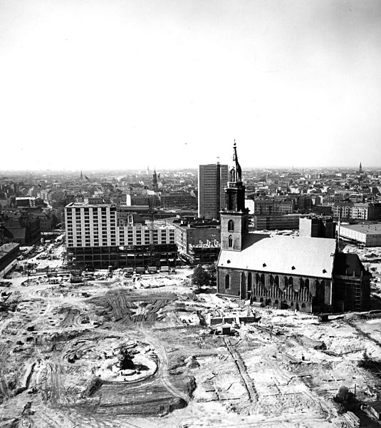 Anfang 1965 beginnen die Bauarbeiten am Fuß des geplanten Fernsehturms in...