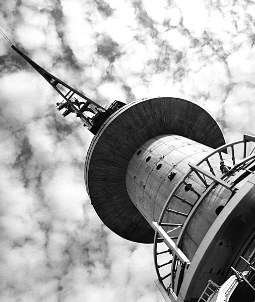 Ein umgebauter Eisenbahnkran auf dem Tragepodest auf dem Betonschaft des...