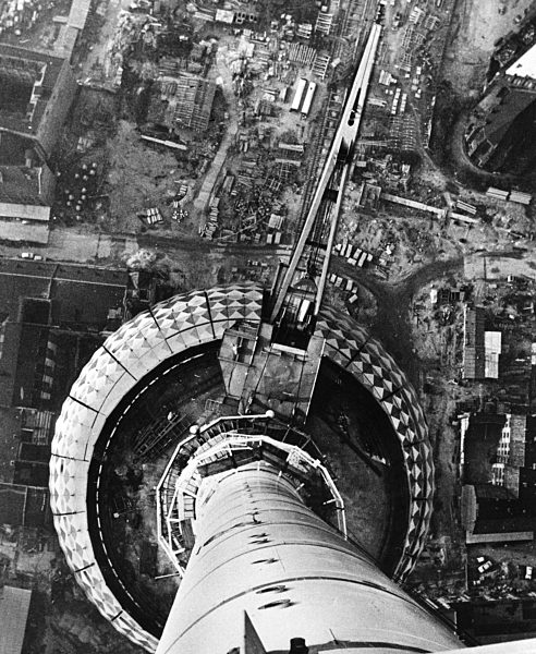 Blick von der Turmspitze auf die Kugel, den Baukran und die Baustelle am...
