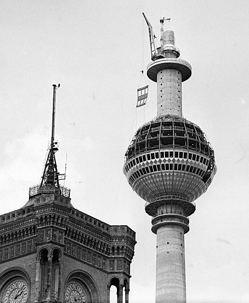 1968 gehen die Bauarbeiten an der Kugel des Berliner Fernsehturms zügig...