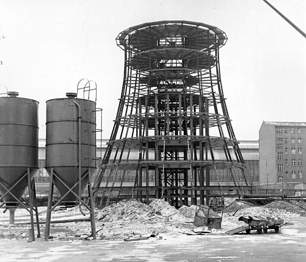 Anfang 1966 gehen die Bauarbeiten am Fuß des geplanten Fernsehturms in der...